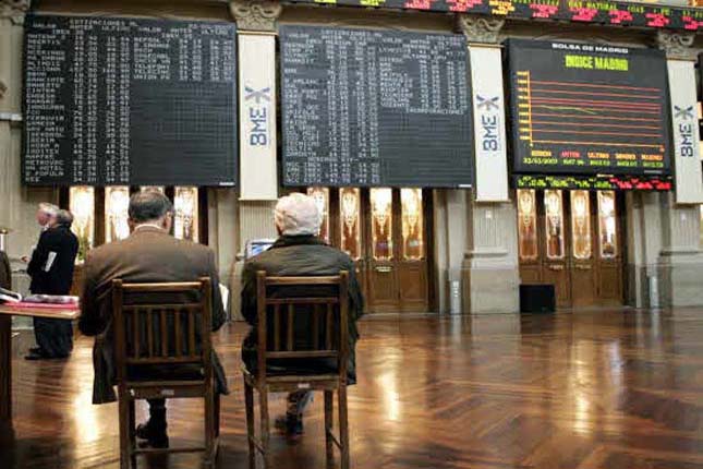 La Bolsa de Madrid amanece con una caída del 0,2% y se aferra a los 7.700 enteros