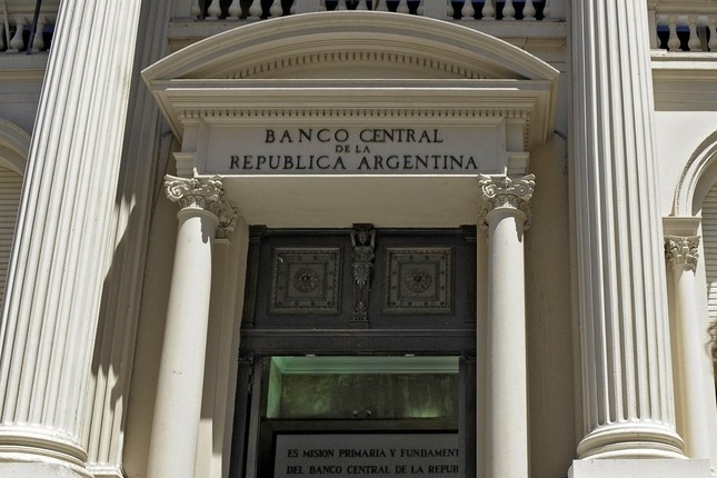 Argentina mantendrá los tipos de interés altos para bajar la inflación