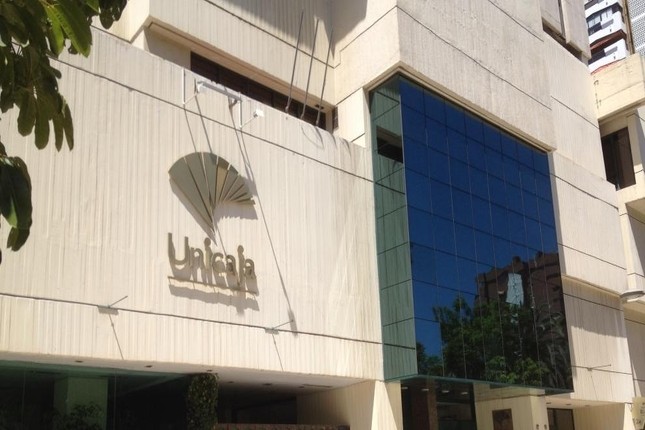 Unicaja se compromete a mantener hasta junio diez de las 24 oficinas de Cantabria que se iban a cerrar