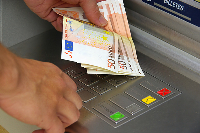 La banca aumenta el cierre de cajeros automáticos