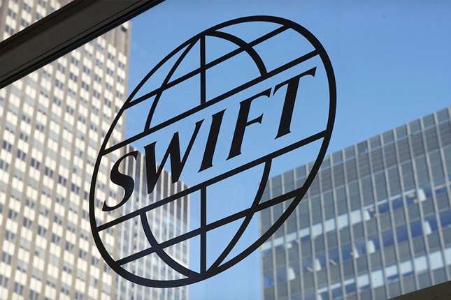 La UE acuerda excluir a varios bancos rusos del SWIFT