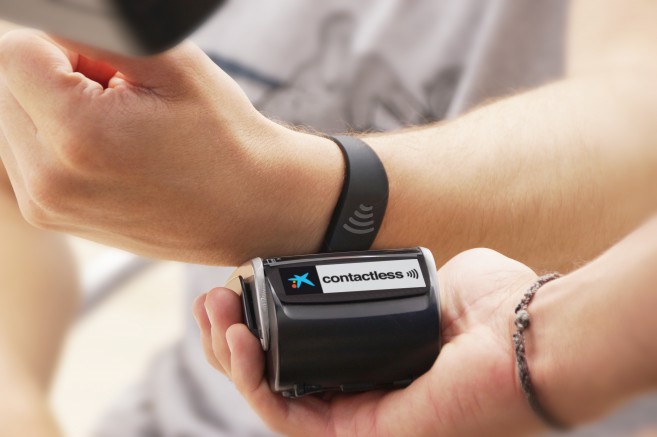 CaixaBank premia a 35 clientes con una pulsera contactless