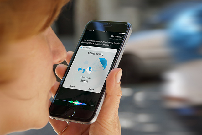 CaixaBank lanza un servicio de transferencias con móviles iPhone a través de Siri