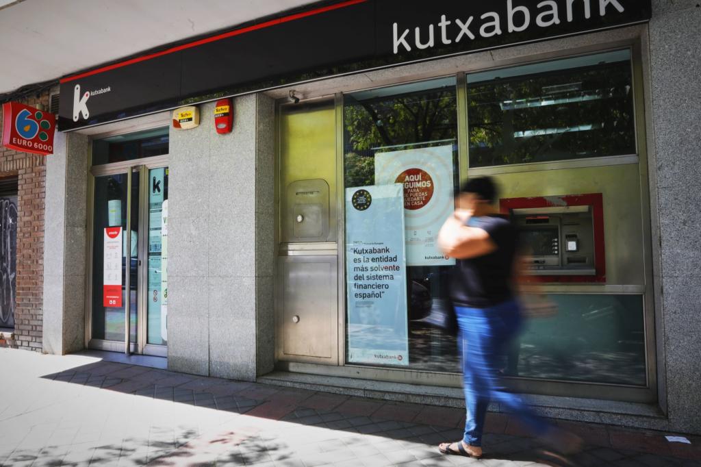 Kutxabank se compromete a mantener infraestructuras bancarias en los municipios de Euskadi