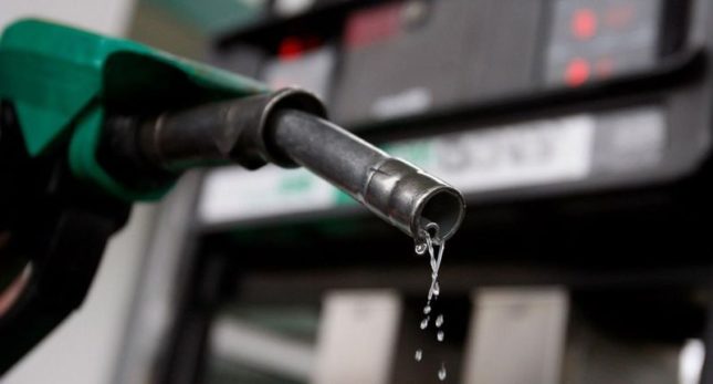 Se abarata el precio del carburante