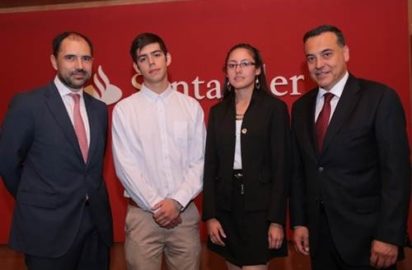 Banco Santander Chile entrega becas de prácticas profesionales