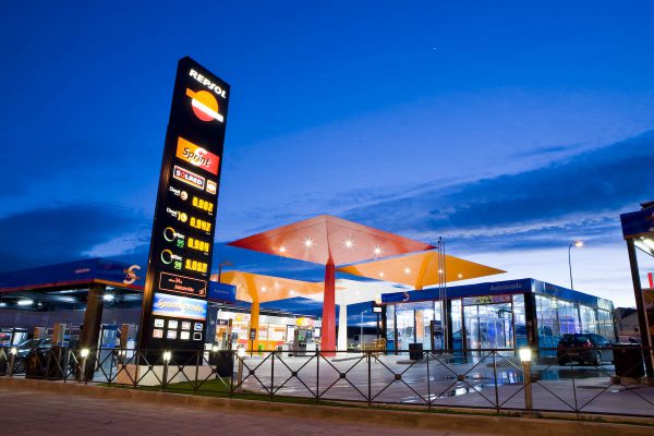 Repsol acoge 352 tiendas de El Corte Inglés en sus gasolineras