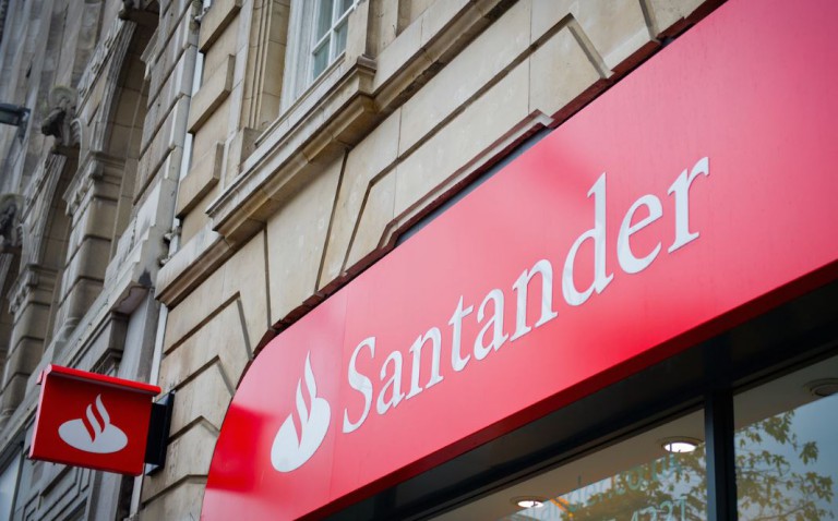 Santander lanza una acción comercial para minoristas afectados por Popular