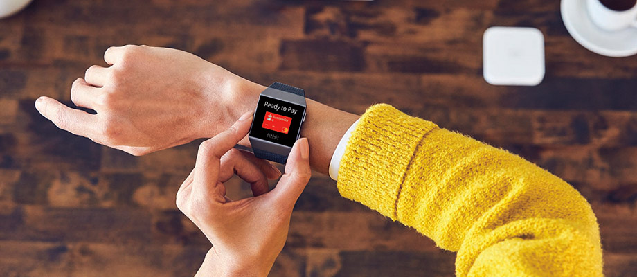 Banco Santander permite pagos contactless con Mastercard a través del smartwatch Fitbit Ionic