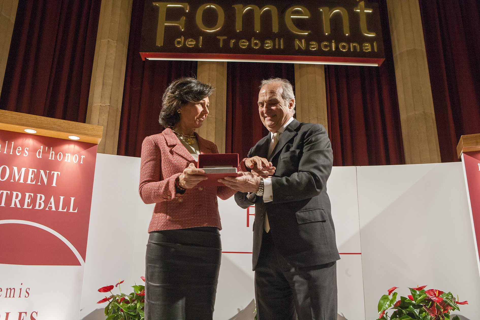 Ana Botín recoge en Barcelona la Medalla de Honor como Empresaria del Año 2017