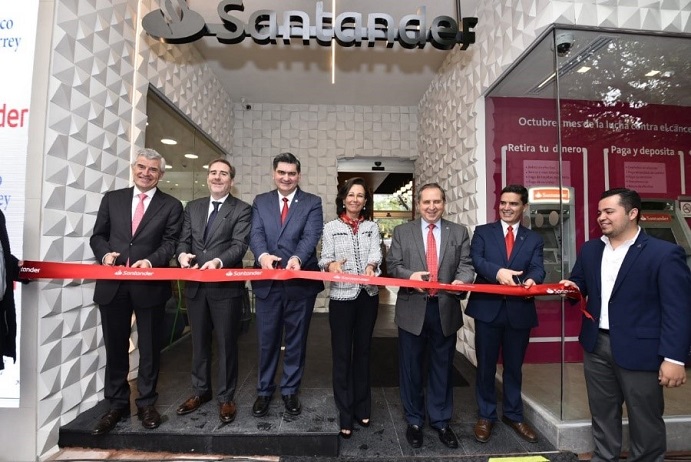 Ana Botín inaugura una sucursal de Banco Santander México en el Tec de Monterrey