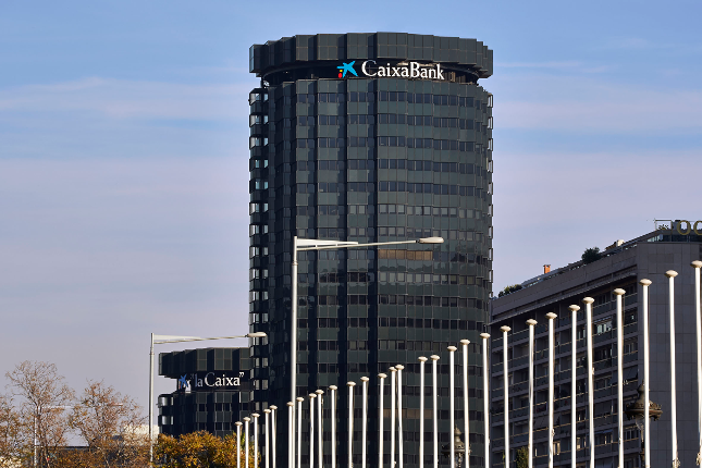 Endesa y CaixaBank firman su primera operación de 'factoring' sostenible