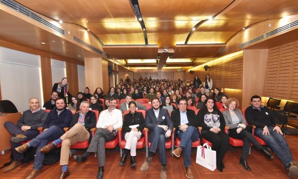Banco Santander Chile entregará 300 becas de oficio a beneficiarios de la Fundación TECHO-Chile