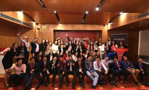 Banco Santander Chile impulsa la formación de estudiantes de la Fundación Belén Educa