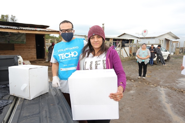 Banco Santander Chile dona más de 8.400 cajas de alimentación a familias de la ONG TECHO-Chile